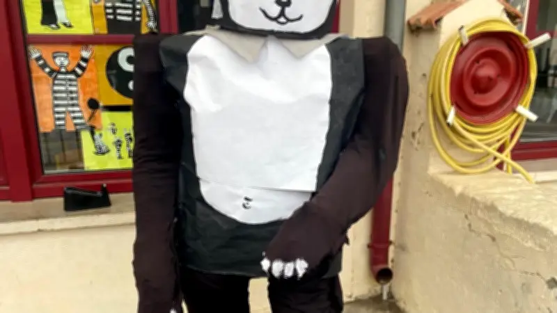 Monsieur Carnaval, un panda géant créé par les écoliers, prêt à défiler