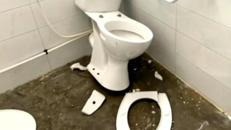 Montblanc : les toilettes publiques vandalisées à nouveau, la municipalité dénonce