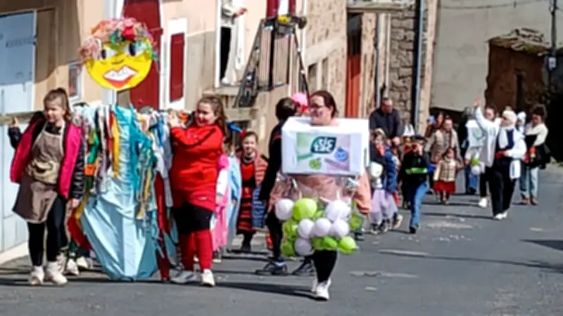 Montjaux célèbre le carnaval avec un cortège joyeux et des danses endiablées