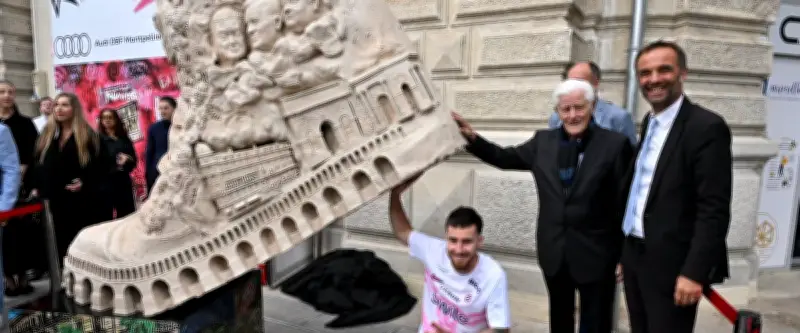 Montpellier : une basket géante de 2,5 mètres dévoilée sur la place de la Comédie