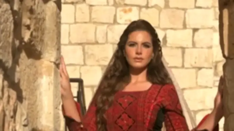 Nadeen Ayoub : mannequin, psy, et première Miss Palestine à Miss Univers