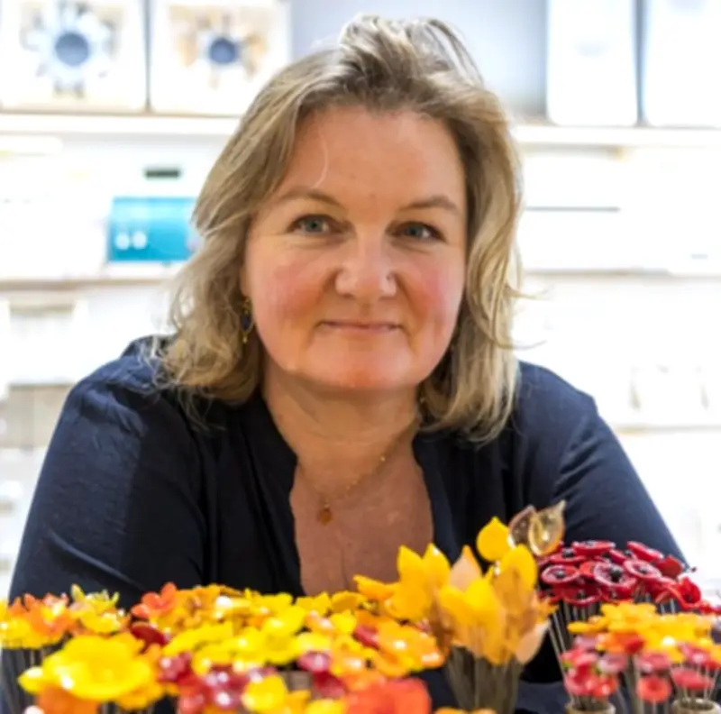 Nathalie Mercère, maître artisan d'art, perpétue l'art de la perle de verre à Cambo-les-Bains