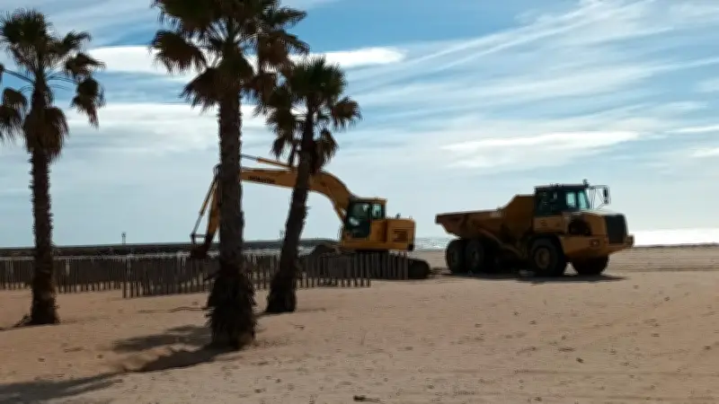 Nettoyage des plages de l'Hérault : méthodes distinctes pour zones sauvages et urbaines