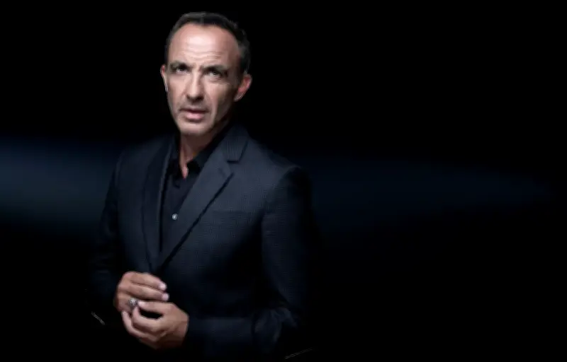 Nikos Aliagas dévoile sa sensibilité photographique dans l'exposition 'Les grands âges'