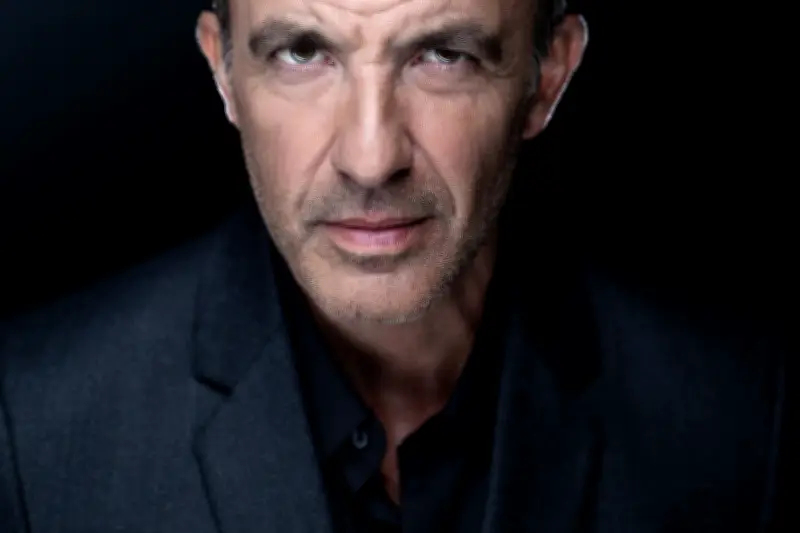 Nikos Aliagas révèle l'origine de sa passion pour la photographie et son exposition sur le grand âge