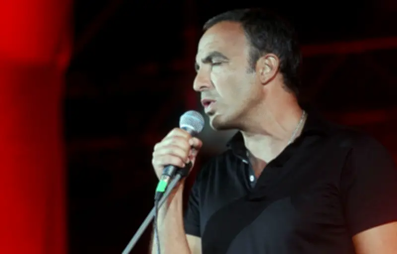 Nikos Aliagas se confie sur sa carrière et ses projets musicaux dans une interview exclusive