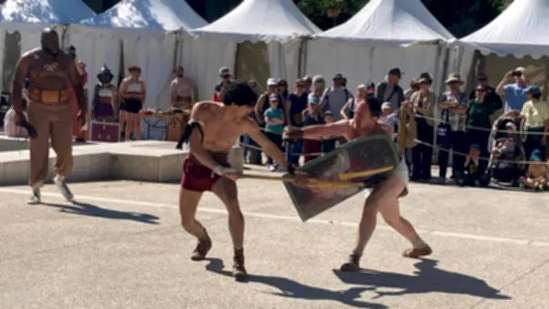 Nîmes : combats de gladiateurs réalistes place Péri avant le spectacle aux arènes