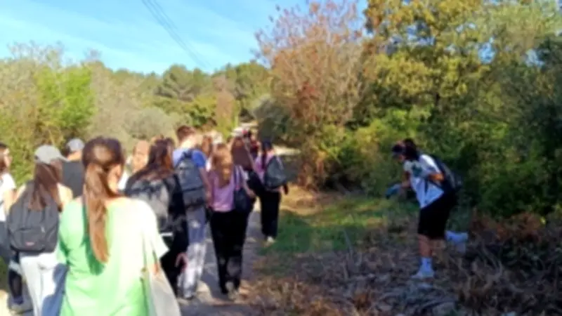 Nîmes : des lycéens nettoient la garrigue avec l'association Garrigue propre