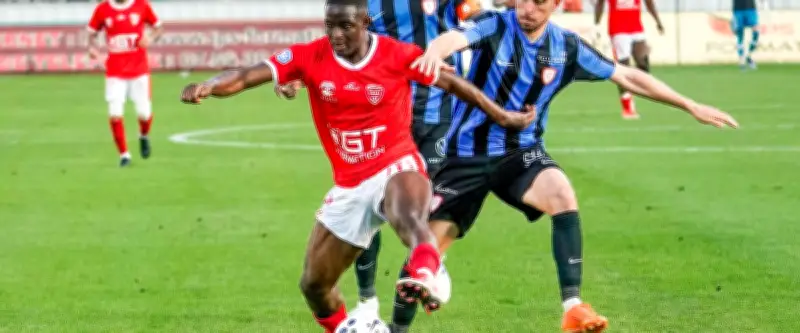 Nîmes domine Cannes 3-0 et reprend la tête du championnat