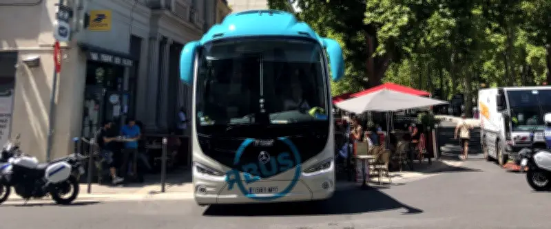 À Nîmes, un autocar traverse la terrasse d’un bar par erreur
