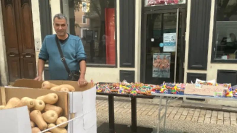 Nîmes : un épicier distribue 2 tonnes de butternut pour Halloween