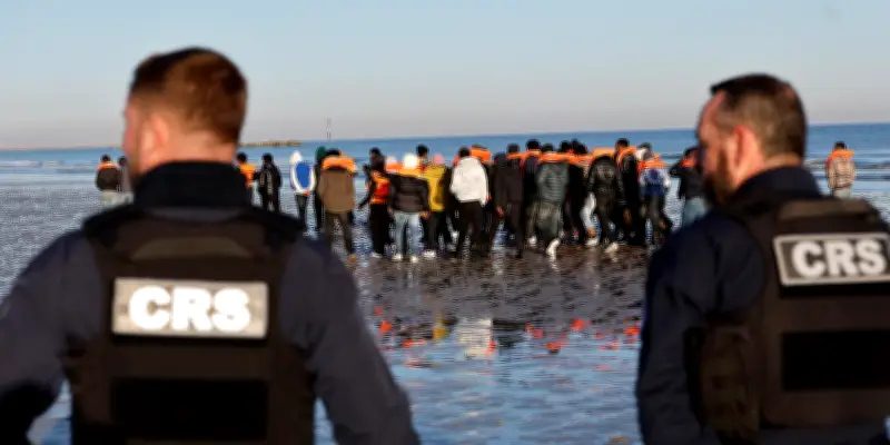 Nouvel accord franco-britannique pour renforcer la lutte contre les traversées de migrants en Manche