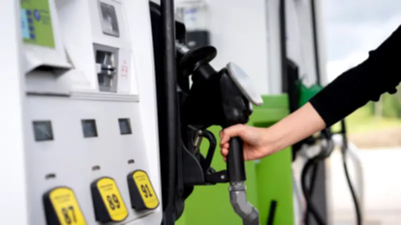 Nouvelle arnaque au carburant : la boulette d'aluminium qui bloque le pistolet à la pompe