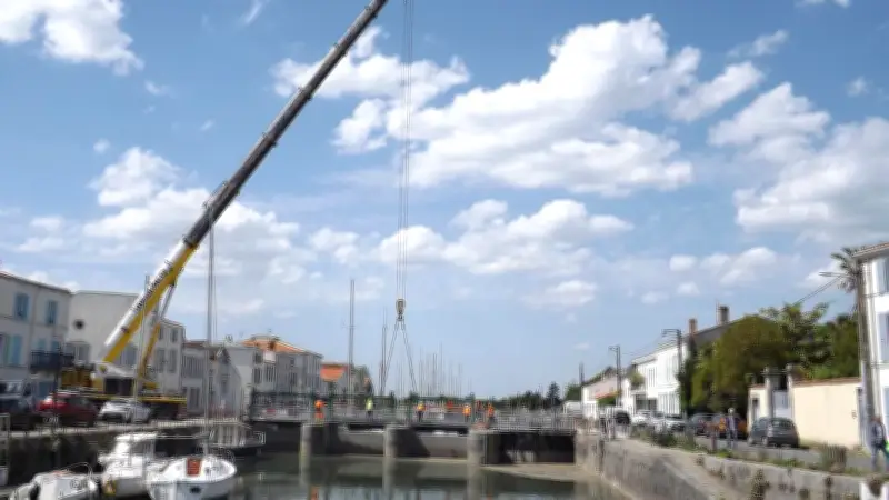 Nouvelle passerelle du Carreau d'or installée à Marans