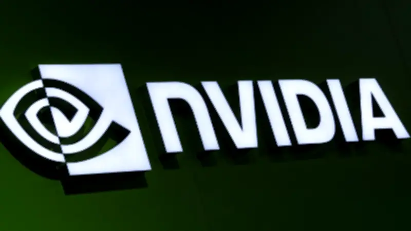 Nvidia franchit les 5 000 milliards de dollars en Bourse, un record historique