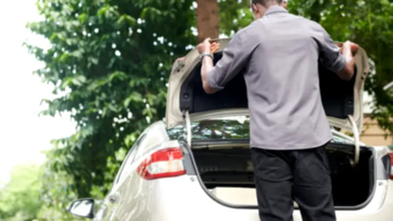 Oberhausbergen : un jardinier de 53 ans meurt écrasé entre deux voitures