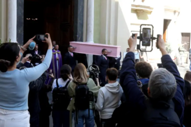 Obsèques de Loana à Nice : le canon de midi pris pour des pétards crée une confusion