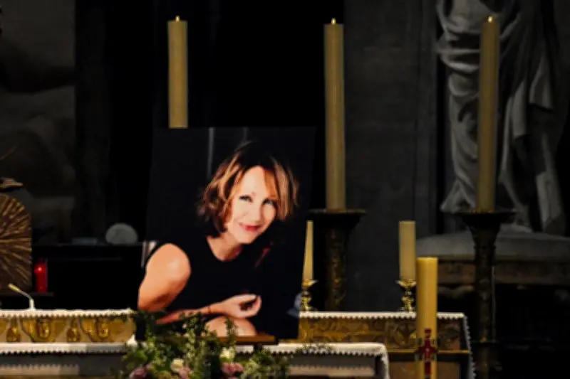 Obsèques de Nathalie Baye : une foule d'anonymes et de stars lui rendent hommage