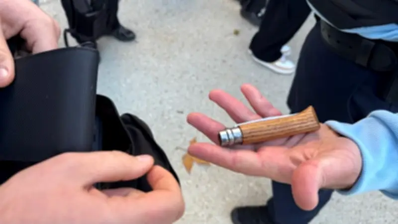 Opération de sécurisation dans les écoles du Gard : armes blanches saisies