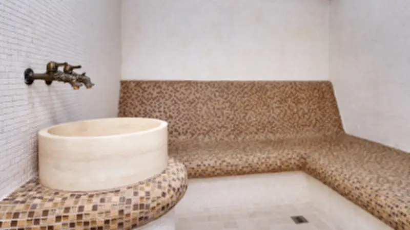 Orgie dans un hammam : l'alerte déclenchée par erreur révèle la scène au maître-nageur