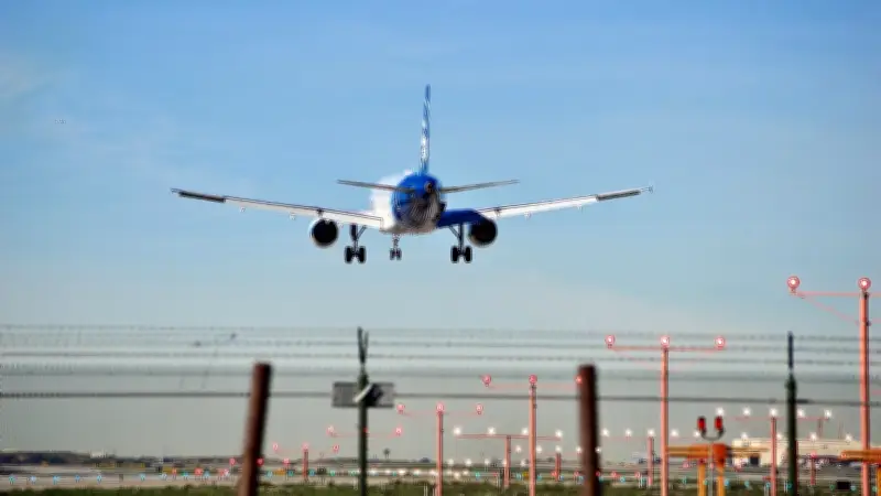 Orly : un mariage tourne au drame avec des tirs de mortiers, un avion EasyJet forcé de reprendre le vol