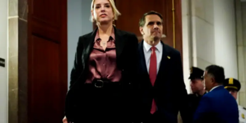 Pam Bondi limogée par Donald Trump quitte le ministère de la Justice américain