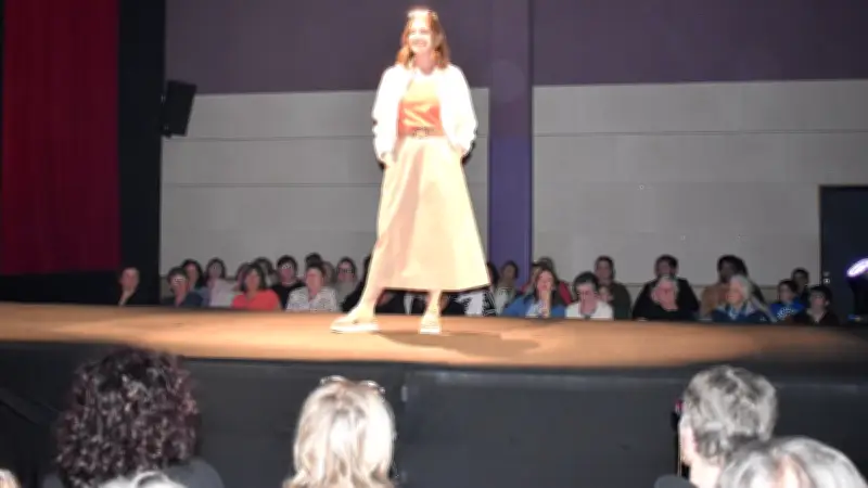 Parallèle 104 à Saint-Chély-d'Apcher fête 20 ans avec un défilé