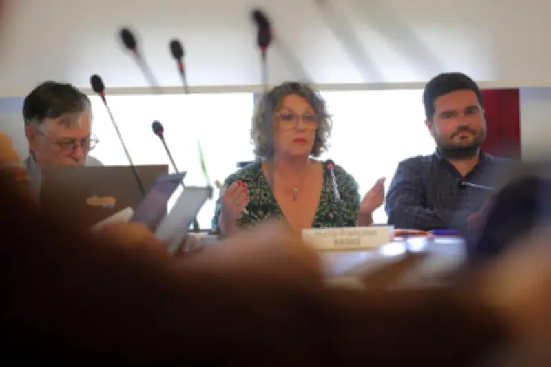 Parentis-en-Born : fiscalité stable, subventions et débat sur les ombrières