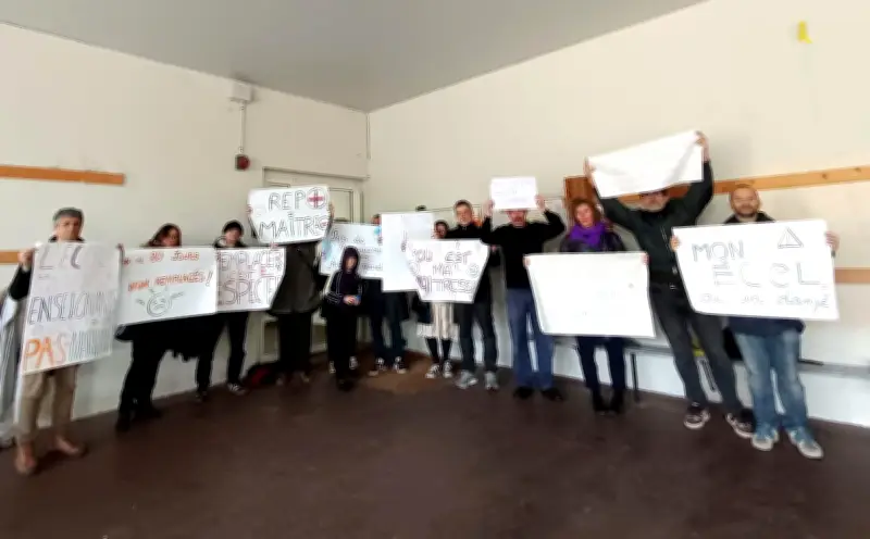 Parents en colère bloquent une école face au manque de remplaçants d'enseignants