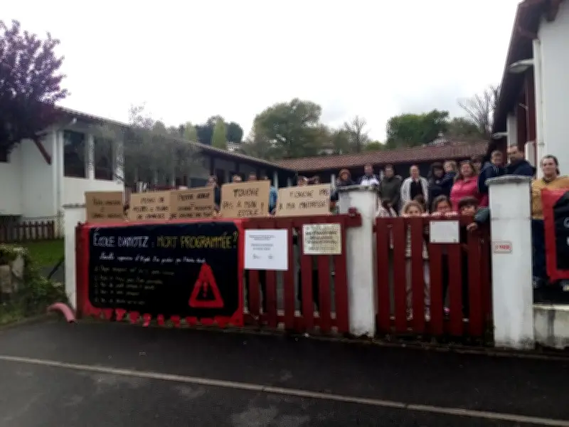 Parents mobilisés contre la suppression de postes enseignants dans les Pyrénées-Atlantiques