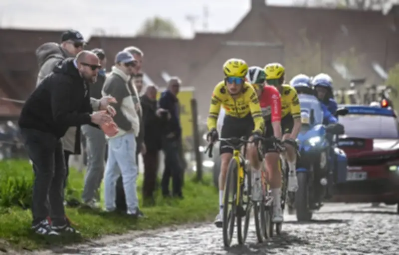 Paris-Roubaix : Koch triomphe, Ferrand-Prévot sacrifie sa course pour Vos