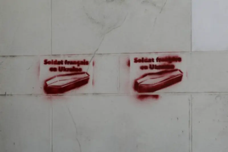 Paris : sept Moldaves condamnés pour des tags de cercueils sur des bâtiments