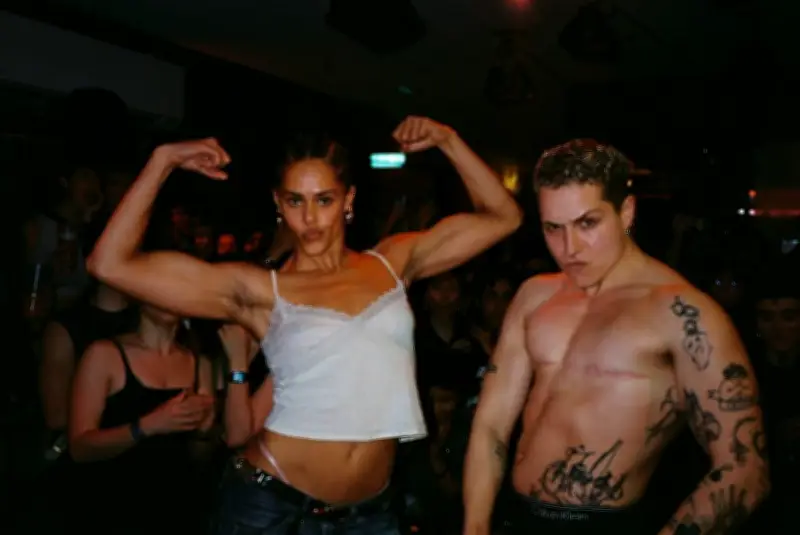 À Paris, un concours de bras de fer lesbien célèbre la force et la sororité
