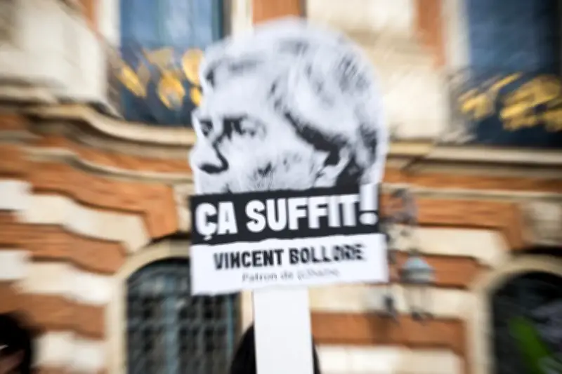 Paris: une réunion publique pour désarmer Bolloré face au risque d'un roman national scolaire