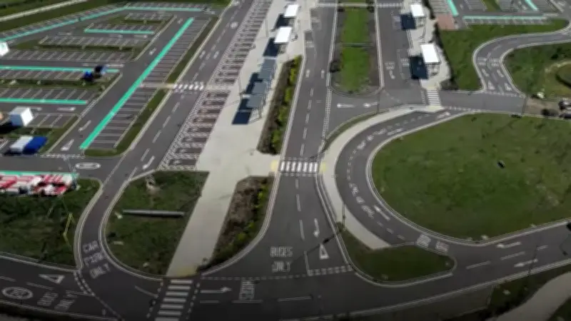 Parking relais de 850 places inutilisé près d'Oxford : la bretelle d'accès manque à l'appel