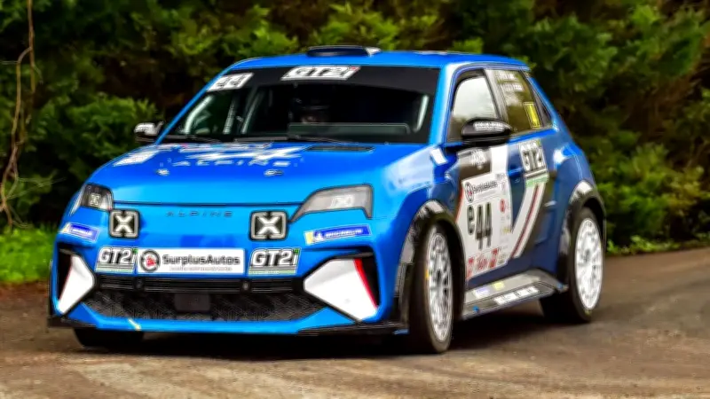 Pascal Janel, pilote héraultais, défie le rallye thermique avec son Alpine électrique
