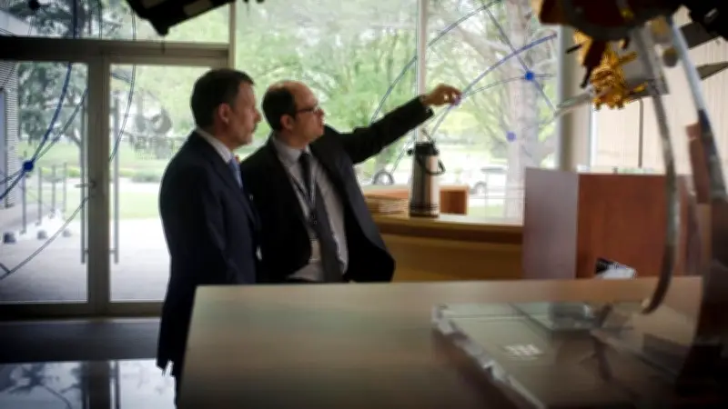 Patrice Prat visite le centre de commandement de la sonde Rosetta au CNES