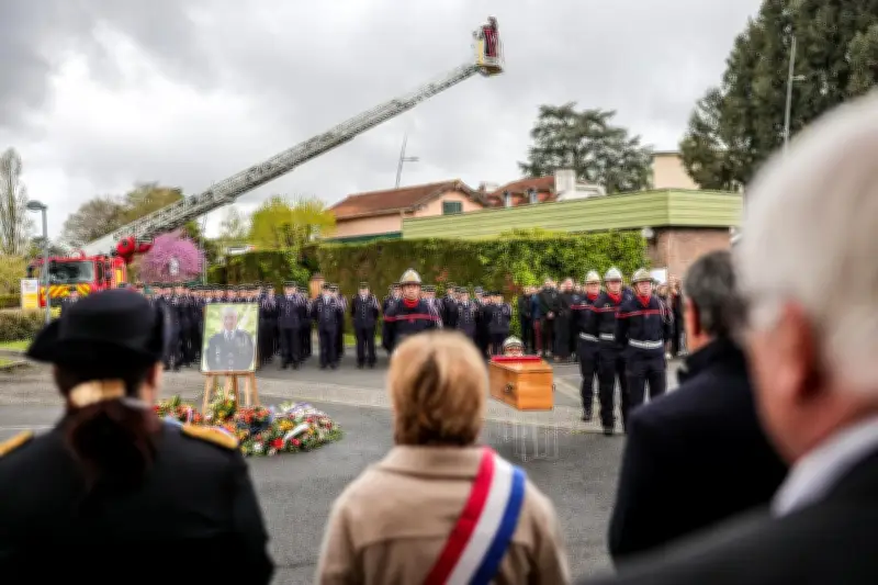 Pau rend un hommage solennel au commandant Claude Vidal, figure des pompiers