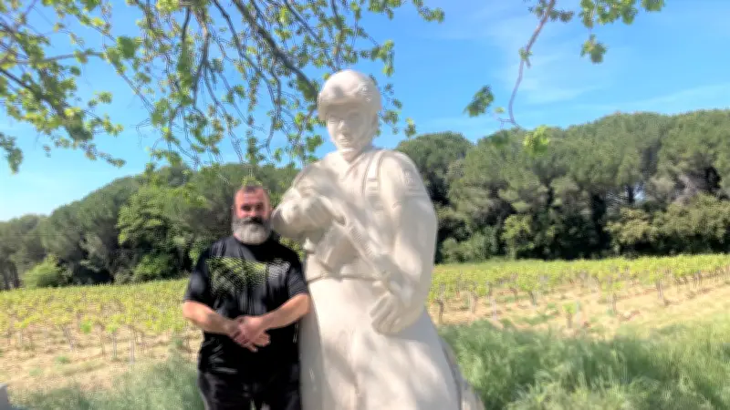 Paul Anastasiu sculpte deux légionnaires pour le monument aux morts du 1er REG