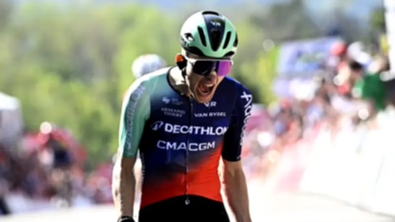 Paul Seixas, 19 ans, remporte la Flèche Wallonne et vise Pogacar à Liège-Bastogne-Liège