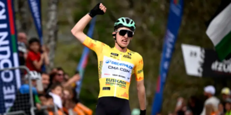 Paul Seixas, espoir français, remporte en solitaire la 2e étape du Tour du Pays Basque