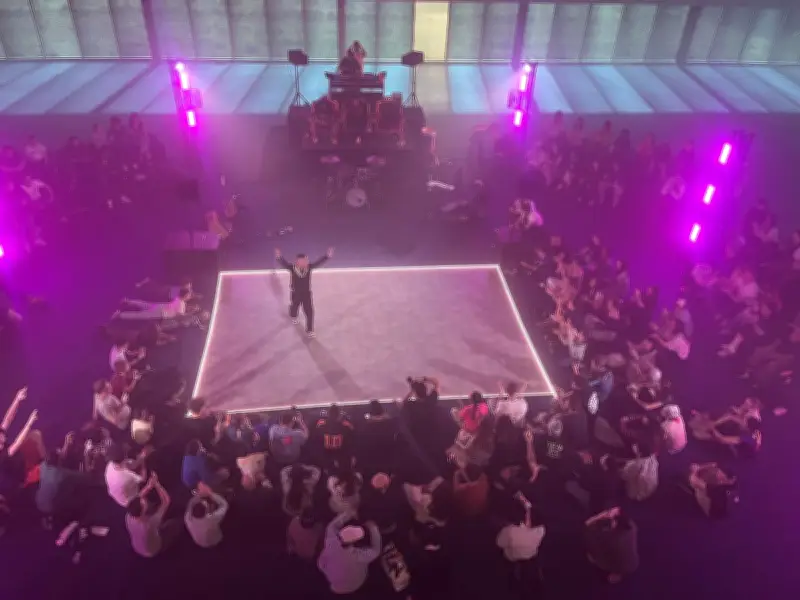 Pessac : un battle de breakdance futuriste illumine le bâtiment Smart
