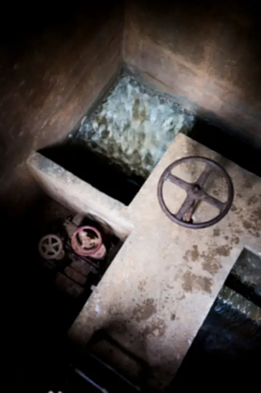 PFAS dans l'eau potable : contrôle renforcé des boues d'épuration pour éviter la pollution