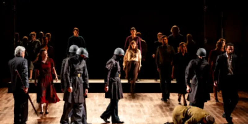 Philip Glass fait une entrée fracassante à l'Opéra de Paris avec 'Satyagraha'