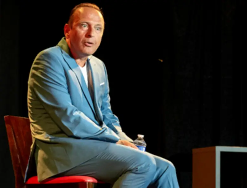 Philippe Souverville, de professeur d'arts martiaux à humoriste, présente son one-man-show à La Fourmi rouge