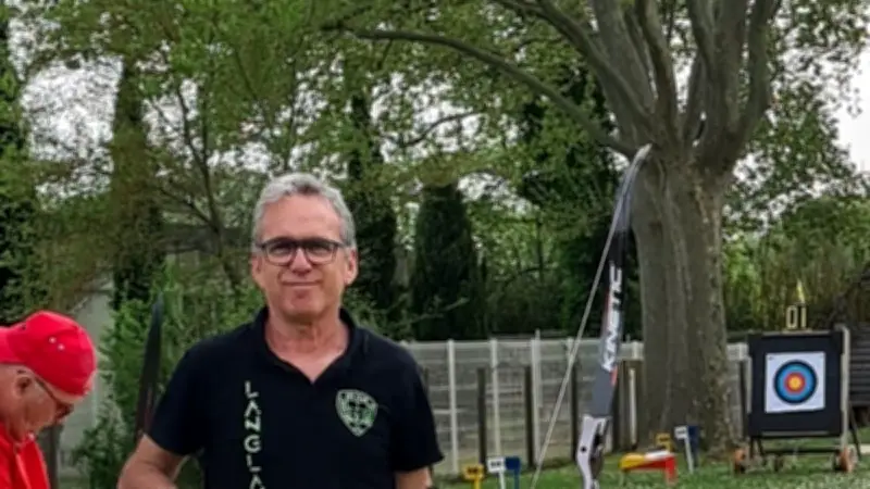 Philippe Zuzza, 63 ans, monte sur le podium en tir à l'arc après une progression fulgurante