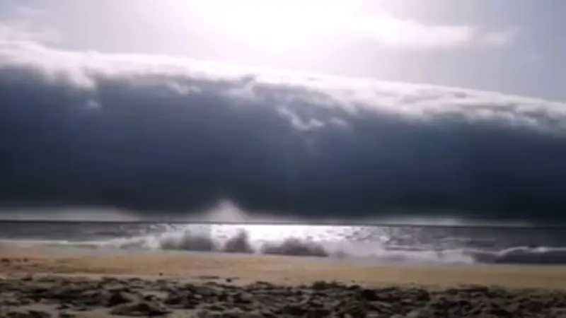 Phénomène rare : un impressionnant nuage rouleau observé au large du Portugal