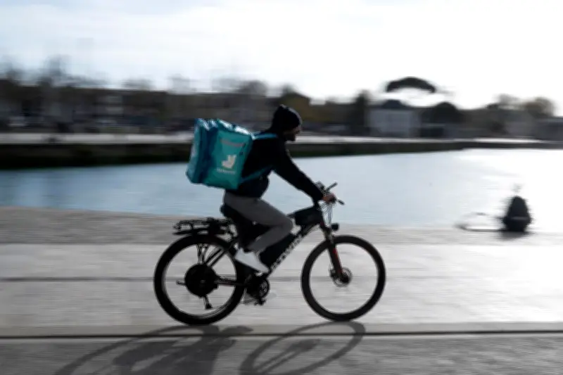 Plateformes de livraison accusées de traite humaine par des associations de livreurs