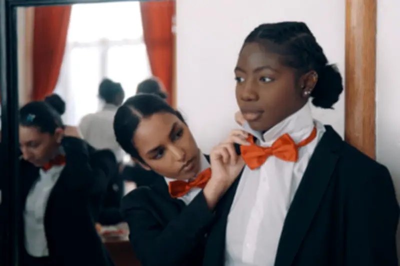 Plongée à l'école hôtelière : résignation et dignité face au déterminisme social