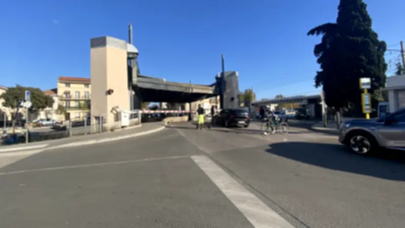 Pont mobile bloqué en position haute à Frontignan, la ville coupée en deux